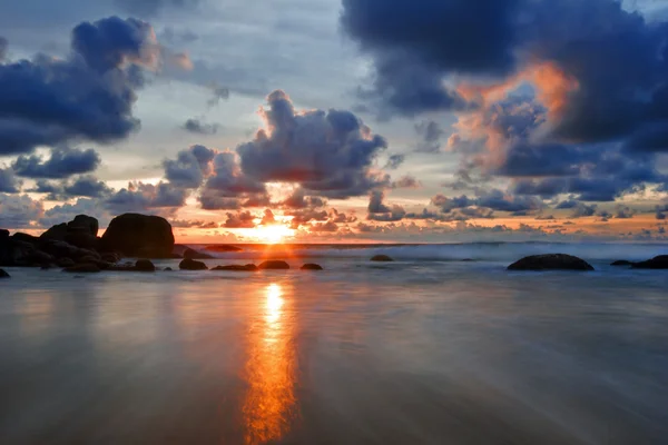 Atardecer tropical colorido . — Foto de Stock