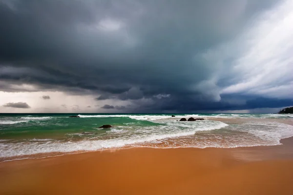 Тропический пляж под мрачным небом — стоковое фото
