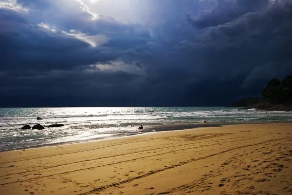 Praia tropical sob céu sombrio — Fotografia de Stock