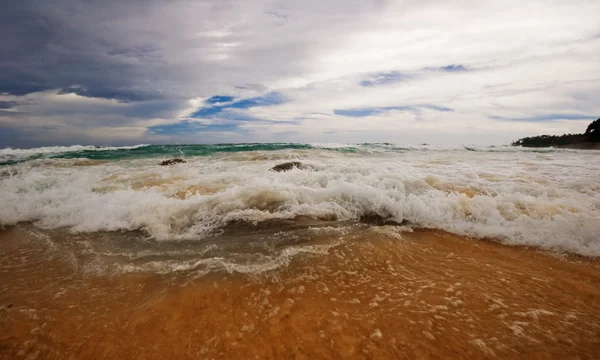 Plaja tropicală sub cer sumbru — Fotografie, imagine de stoc