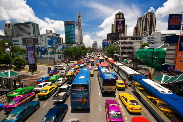El gran tapón del automóvil en una de las calles centrales de Bang — Foto de Stock
