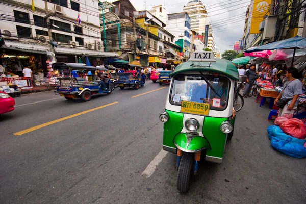 Tradiční pouliční taxíku "tuk-tuk" čeká cestující — Stock fotografie