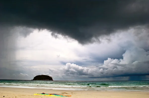 Beautiful tropical beach under gloomy sky. — Stock Photo, Image