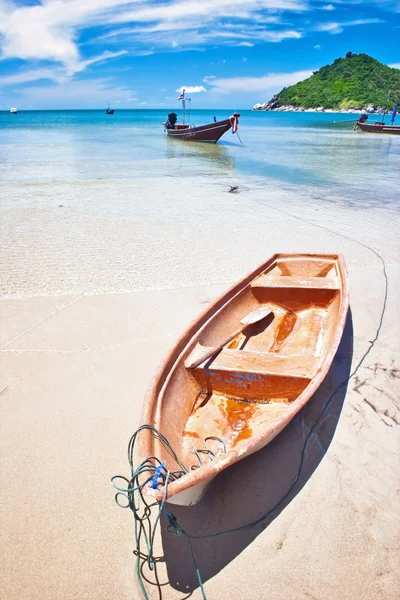 Boot in de tropische zee. — Stockfoto