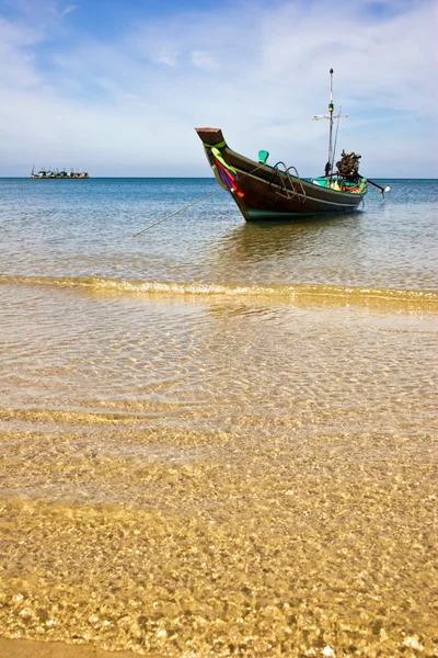 Лодка в тропическом море. — стоковое фото