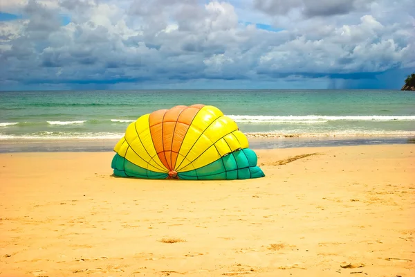 Paraquedas na praia — Fotografia de Stock