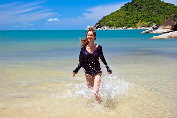 Donna runnigat la spiaggia tropicale — Foto Stock