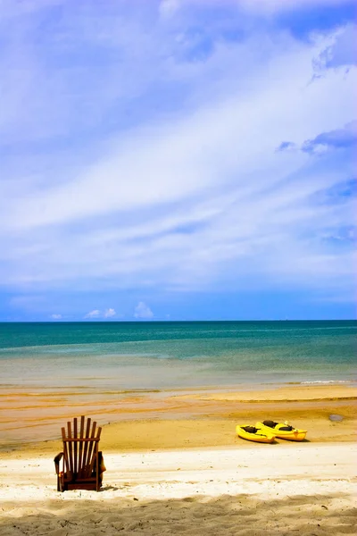 Zon strandstoel op kust in de buurt van zee — Stockfoto
