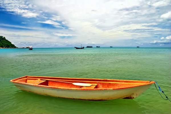 熱帯海に浮かぶ船は — ストック写真