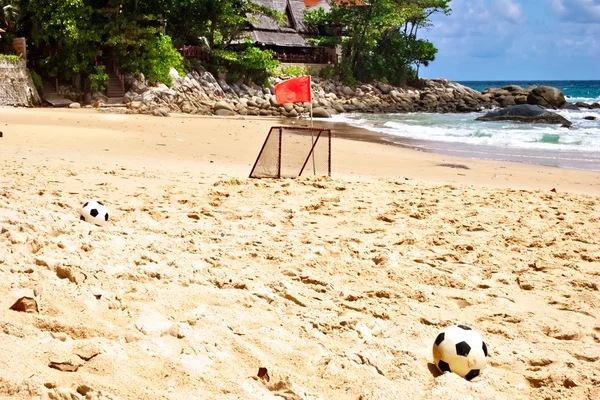 砂の上のサッカー ボール — ストック写真