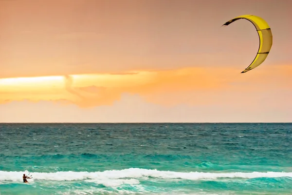 Kite-surfing σε πορτοκαλί φόντο ηλιοβασίλεμα — Φωτογραφία Αρχείου