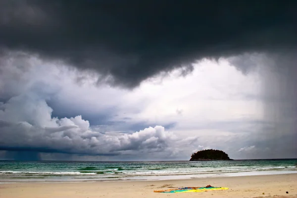 Krásná tropická pláž pod ponurá obloha. — Stock fotografie