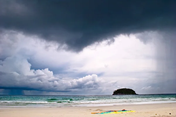 Wunderschöner tropischer Strand unter düsterem Himmel. — Stockfoto