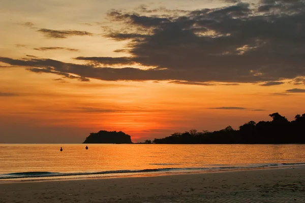 Красочный закат на пляже — стоковое фото