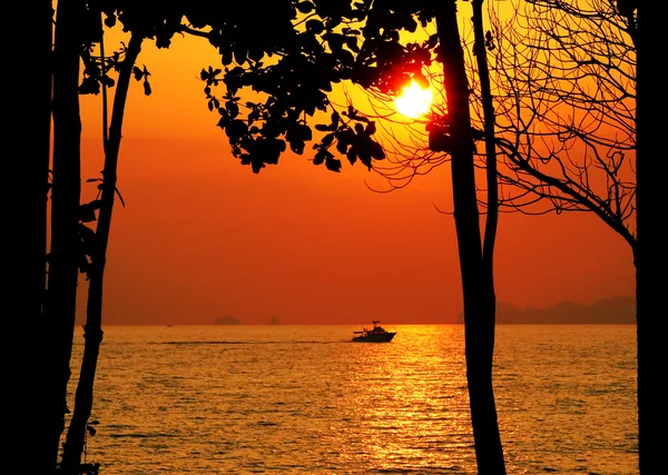 ビーチのカラフルな夕日 — ストック写真