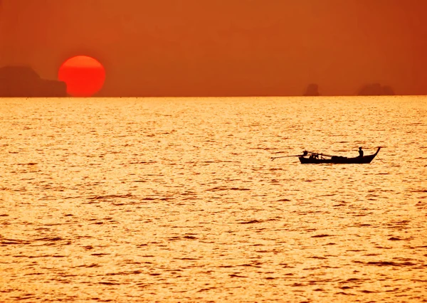 Barche a vela sullo sfondo di un bellissimo tramonto — Foto Stock
