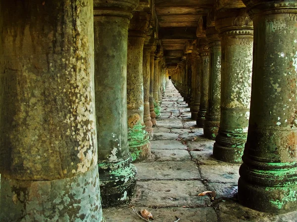 Une vieille colonne de pierre — Photo