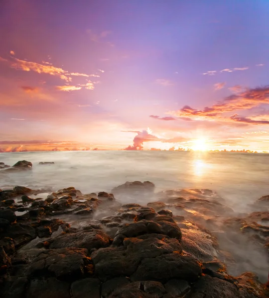 Trópusi strand naplementekor. — Stock Fotó