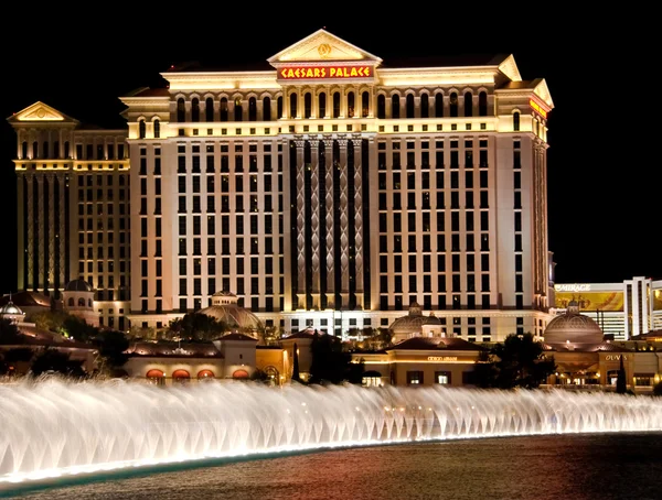 Caesars Palace Hotel показан за некоторыми из фонтанов о — стоковое фото