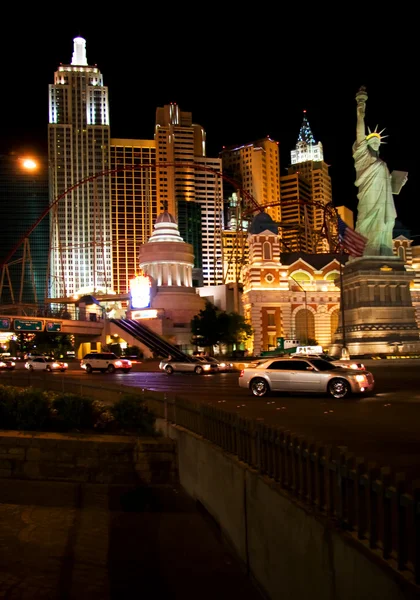New York, New York Hotel & Casino ночью — стоковое фото