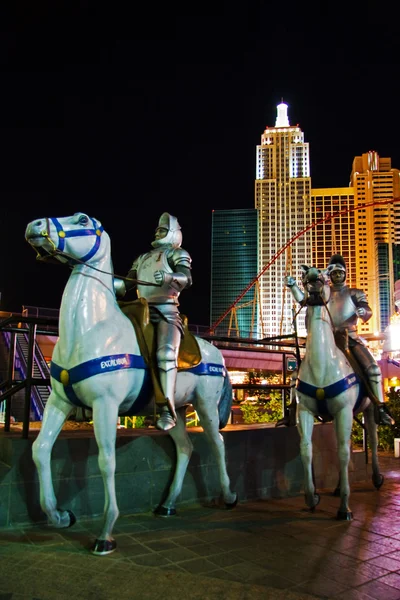 Моделі лицарів на конях Excalibur Hotel & казино проти — стокове фото