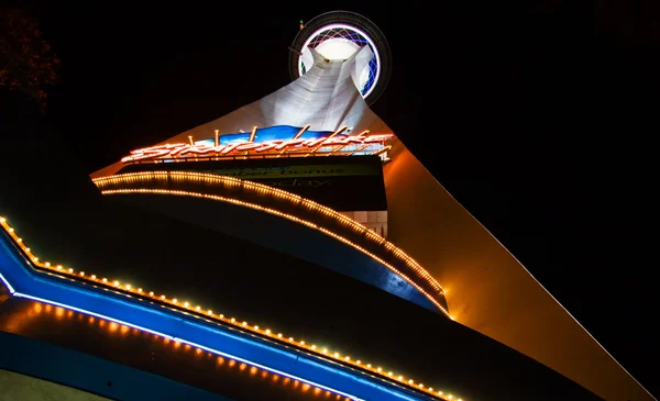 Φώτα τη νύχτα του stratosphere tower — Φωτογραφία Αρχείου