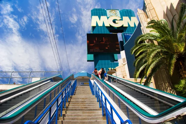 I turisti utilizzano una scala mobile per entrare nel Grand Hotel MGM — Foto Stock