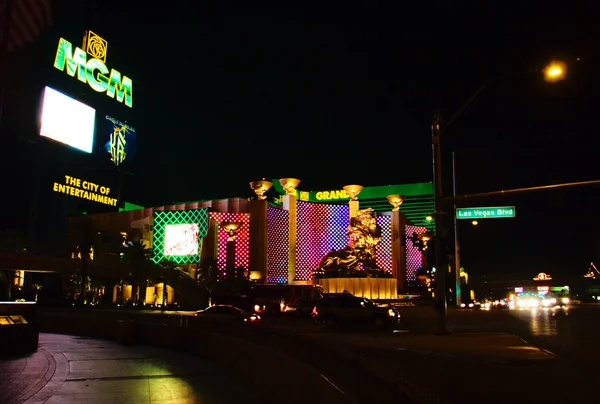 Das mgm grand hotel & casino wird nachts gezeigt — Stockfoto