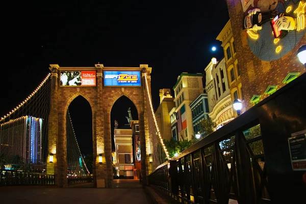 Uma réplica da Ponte do Brooklyn fica do lado de fora do Hotel New York — Fotografia de Stock