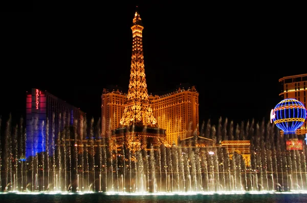 De muzikale fonteinen op de toren van eiffel hotel Parijs achtergrond — Stockfoto