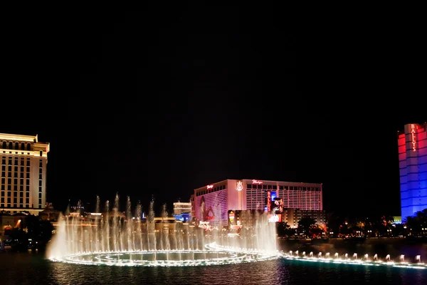 Музыкальные фонтаны отеля Bellagio на фоне фламинго — стоковое фото