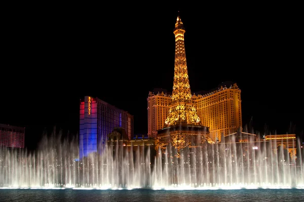 De muzikale fonteinen op de toren van eiffel hotel Parijs achtergrond — Stockfoto