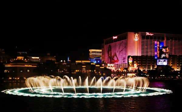 Musikaliska fontäner av bellagio hotel på flamingo bakgrund — Stockfoto