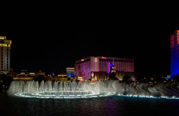 Musical fountains of Bellagio Hotel on Flamingo background — Stock Photo, Image