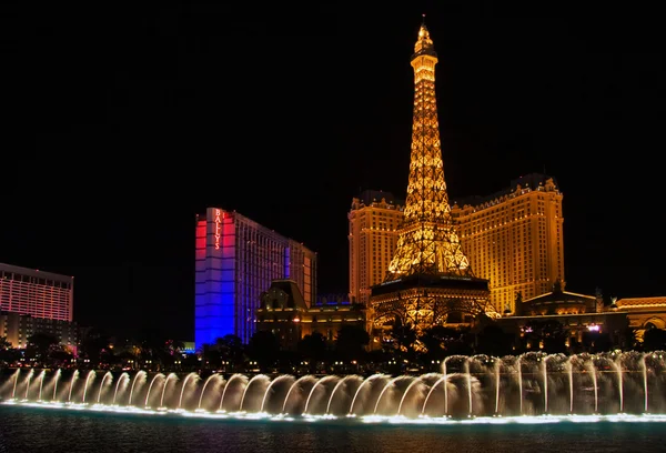パリのエッフェル塔に音楽的な噴水埃菲尔铁塔的巴黎酒店背景音乐喷泉 — 图库照片