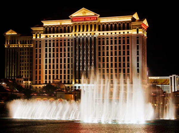 Caesars Palace Hotel показан за некоторыми из фонтанов о — стоковое фото