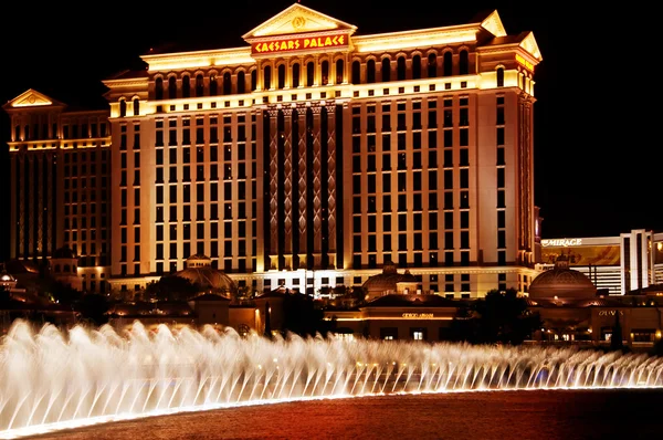 The Caesars Palace Hotel is shown behind some of the fountains o — Stock Photo, Image