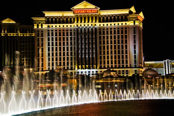 Het caesars palace hotel wordt weergegeven achter een aantal van de fonteinen-o — Stockfoto