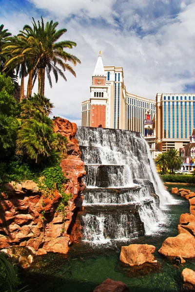 Waterfall of Mirage Hotel&Casino on the background of the famous — Stock Photo, Image