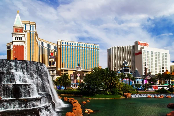 Waterfall of Mirage Hotel&Casino on the background of the famous — Stock Photo, Image