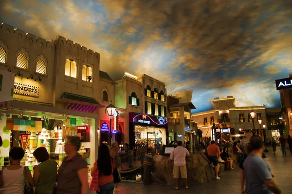 Magasins Miracle Mile dans l'hôtel Aladdin stylisé comme ville arabe — Photo