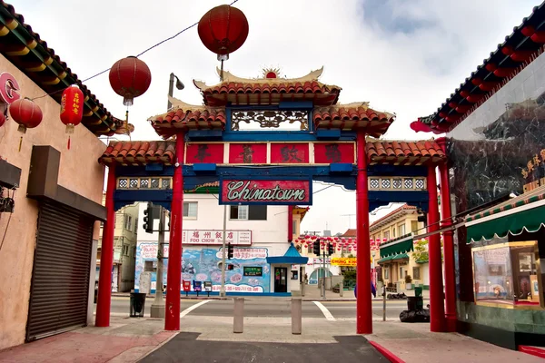 Betonové sloupytidigt på morgonen i den färgglada chinatown i los angeles — Stockfoto