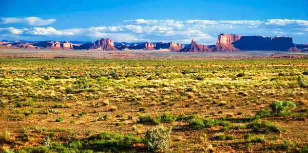 Serata soleggiata nella Monument Valley. Arizona . — Foto Stock