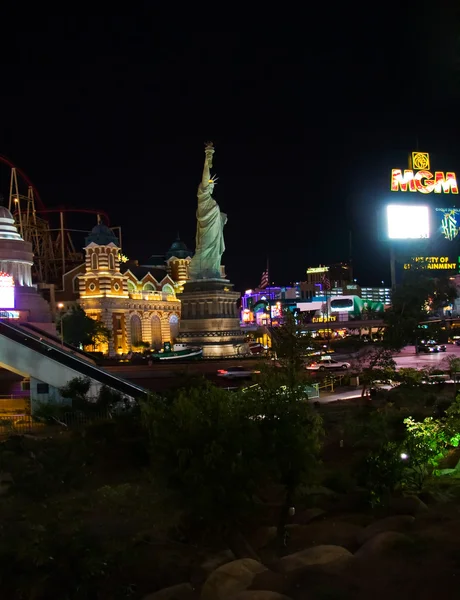 Een replica van het Vrijheidsbeeld legt buiten de new york nieuw — Stockfoto