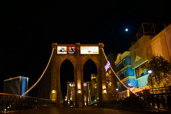 Una réplica del puente de Brooklyn se encuentra fuera del Hotel New York —  Fotos de Stock