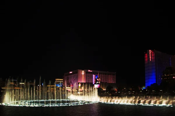 Музыкальные фонтаны отеля Bellagio на фоне фламинго — стоковое фото
