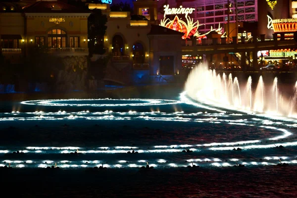Musical fountains of Bellagio Hotel on Flamingo background — Stock Photo, Image