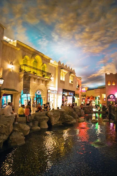 Miracle mile winkels in het hotel aladdin gestileerd als Arabische stad — Stockfoto