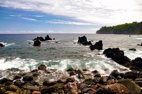 Vista sulle rocce nell'oceano — Foto Stock