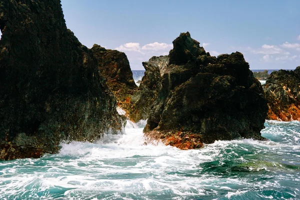 Δες πάνω στα βράχια στον ωκεανό — Φωτογραφία Αρχείου